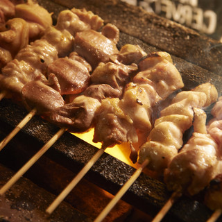自家製のタレが絶品◎炭火で焼き上げる鶏肉＆豚肉の串焼き