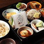 Wakaura Shokudou - 紀州花小箱+鯛めしセット