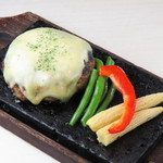 絶対おいしい！おすすめのランチ♪ 牛ハンバーグステーキに、モツァレラチーズのトッピング