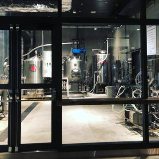 ビール醸造所併設レストラン。バー内に併設しております。