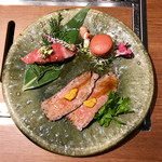 肉料理 KOJIRO - フォアグラのパテを挟んだマカロン、和牛タテバラの炙り寿司、黒毛和牛のローストビーフ。
            美味し。