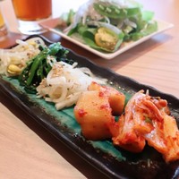 近江うし焼肉 にくTATSU 銀座店 - ナムル、キムチ盛り合わせ