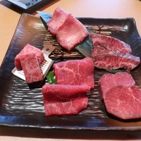 近江うし焼肉 にくTATSU 銀座店 - 一皿目のお肉