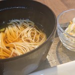 Fukumame - プレートに、そうめんと酢の物付き