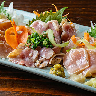 毎日空輸で仕入れる、新鮮な魚介と霧島鶏のお刺身が自慢！