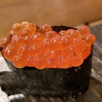 築地青空三代目 大名古屋ビルヂング店 - ⑧イクラ軍艦
                    ようやく普通の味付けのネタが出ました。
                    普通の有り難さが滲みます。