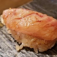 築地青空三代目 大名古屋ビルヂング店 - ⑩炙り赤鯥
                      産卵期は初夏～秋、旬は冬～春
                      皮付きの赤鯥を炙り、脂を活性化させてから登場
                      炙って芳ばしいのに微かに生臭さが顔を出します。　