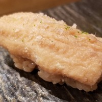 築地青空三代目 大名古屋ビルヂング店 - ⑪煮真穴子の塩掛け
                    産卵期は初夏～初秋、旬は夏～秋。
                    広島の穴子弁当のような煮真穴子をツメでなく塩で。
                    これは臭みはありません。