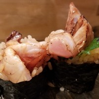 築地青空三代目 大名古屋ビルヂング店 - ⑫色々な魚の炭火炙り巻き
                    様々な魚の切り端を強めに炙ったものを海苔巻きにしてあります。
                    火入れにより臭みが飛び芳ばしい仕上がり