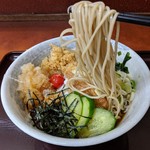 みのがさ - 細めながら力強い歯切れの麺