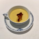レストラン 代官山小川軒 - 滑らかな南瓜のクリームスープ　コンソメジュレ