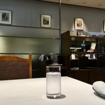 レストラン 代官山小川軒 - カップボードを挟んで大きな厨房が見える