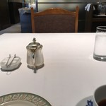 レストラン 代官山小川軒 - きれいなテーブルクロスといつまでも座っていたい椅子