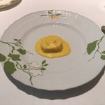 レストラン 代官山小川軒 - 帆立貝　サフランソース掛け