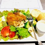 Brasserie ニーケ - ジューシーチキンサラダプレート