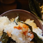 Iekei Ra-Men Jettoya - スープに浸した海苔で 豆板醤、おろしにんにく、おろししょうがをのせたライスを巻き、海苔巻きライス  ①