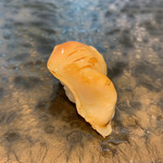 恵比寿 鮨 おぎ乃 - 北寄貝の炙り サッと炙ってあるので北寄貝の甘さが引き立ちます。