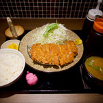 軍鶏と和豚 黒松屋 - 和豚とんかつ定食 1000円 + VAT