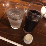 独多日 - 日替わりディナーのドリンク（アイスコーヒー）と お水