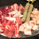 四条ホルモン - もう一杯、これ〜全部食べれるの？