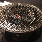 四条ホルモン - 焼く前の戦場=つまりコンロとアミ