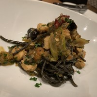 魚タリアン YO - イカ墨を練りこんだ自家製生パスタ カジキマグロとドライトマトのペペロンチーニ