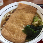 山田うどん食堂 - この大きな甘い揚げと、塩っぱいスープが大好きです