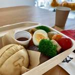 トラヤカフェ - ベジプレートがお弁当スタイルになってました。あんベースのドレッシングはバルサミコが効いていてさっぱり。蒸し野菜にぴったりで参考にしたい！ひよこ豆ペーストたっぷりのもっちりバンズもひじょーに美味しかったです。お昼時なのにがらがらで貸切。落ち着いていただけますね。