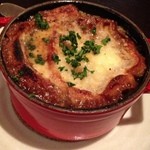 ビストロケンヂ - オニオングラタンスープ♪タマネギの甘みが最高！