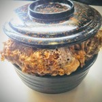 グリルやまとや - 丼じゃなくて、おひつ！底にデッドスペース無しでぎっちりご飯が詰まってる！