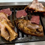 大幸園 - 豚足を焼いてレバを炙る