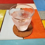 スリーポイントカフェ ロッポンギ - 冷水と、カラフルタイルのテーブル。