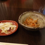 九段ごち屋 - 切り干し大根と漬け物小皿