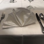 The Ninth Café - テーブル席へ