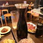 焼肉の四文屋 - ワインデキャンタで（ほとんどみきぞうさま飲んだ）