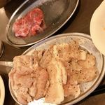 焼肉の四文屋 - ミックスホルモンと赤身
