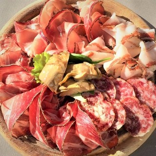 【厳選】イタリア産生ハム・サラミ・チーズ等、各種ご用意！
