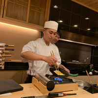 はらまさ - 出汁巻き玉子作っています。原さん、背後霊のよう。