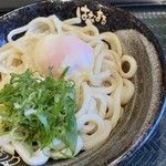 はなまるうどん - 底の方にだし汁が入っています