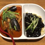 Tou Daimon Takkam Mari Sui Dou Bashiten - 《チャンチャ麺》1,180円。黒い方はジャージャン麺、赤い方はチャンポン。