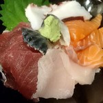 居酒屋革命 酔っ手羽 - 酔っ手羽 葛西店 5種のネタが盛り込まれる本日の海鮮丼