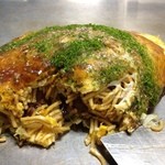 お好み焼美笠 - 最後にかかってるコショウが特徴的。
肉玉そば600円。