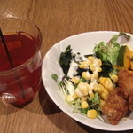 オストレア oysterbar&restaurant 銀座コリドー通り店 - サラダとアイスティー