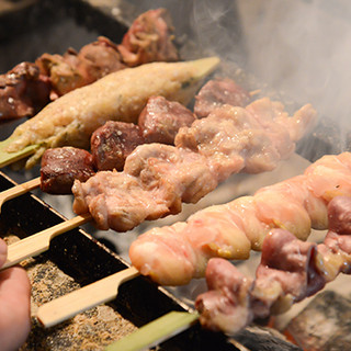 "히나타 닭"을 사용한 수분이 많은 숯불 야키토리 (닭꼬치) 부디.