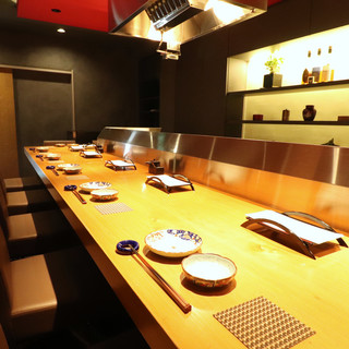 時には店主との会話を愉しみながら、ごゆっくりお過ごしいただく贅沢空間。