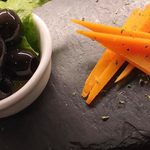 黑橄欖的青辣椒腌菜和米莫雷特芝士的小拼盤