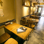 燻製バル モトカラ - 全席テーブル席