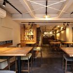 燻製バル モトカラ - スタイリッシュな内装