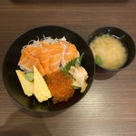 築地魚河岸 鮪どんや - サーモンいくら丼