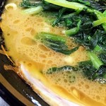 家系総本山 ラーメン 吉村家 - 鶏油の香りがいいスープ。